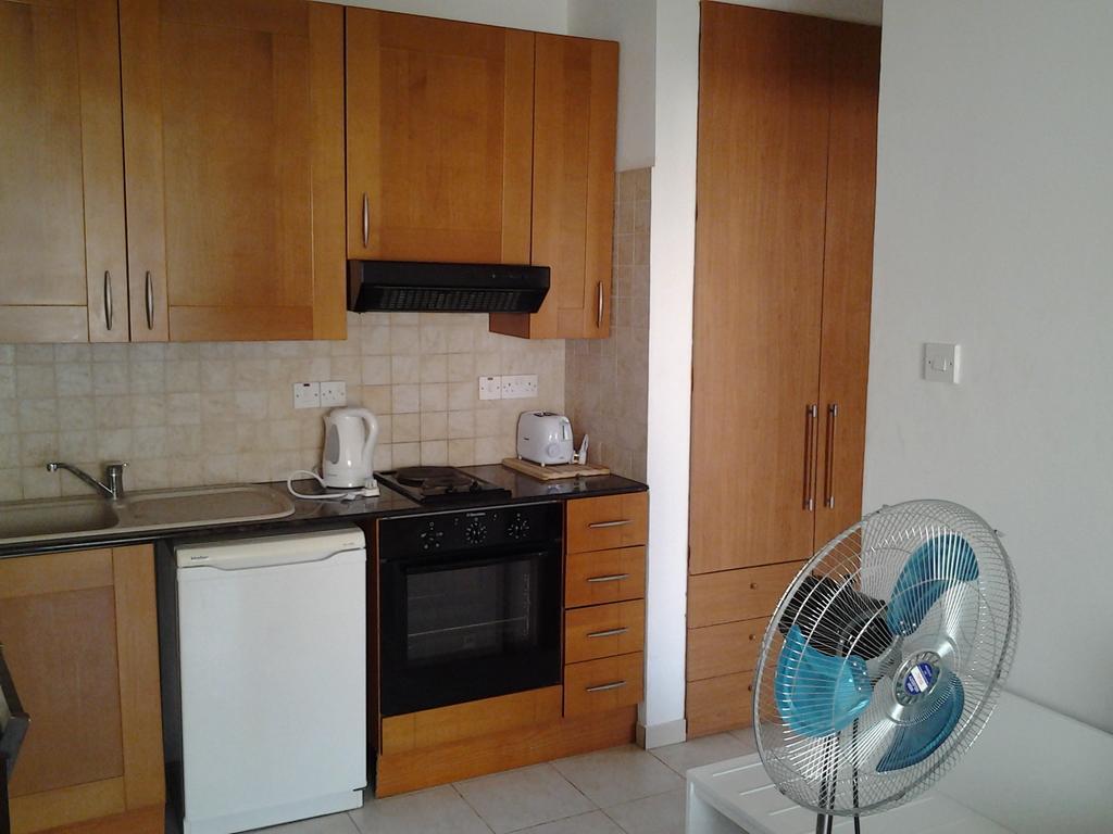 Artemis Karas Holidays Apartment Paralimni Ruang foto